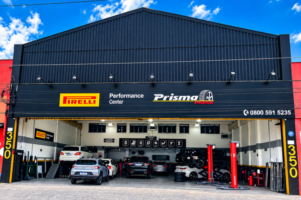 Fachada da Prisma Pneus Lapa, revenda oficial Pirelli em São Paulo
